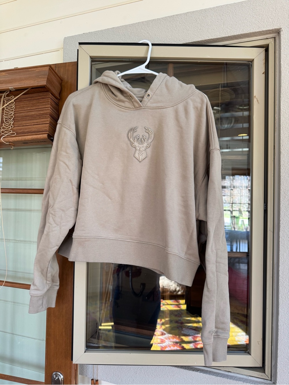 Beige Cropped Milwaukee Bucks Hoodie with Deer Crest